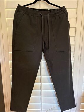 Men's Lululemon Relaxed to Slim Fit Jogger Pants with Pockets andDrawcord- Black